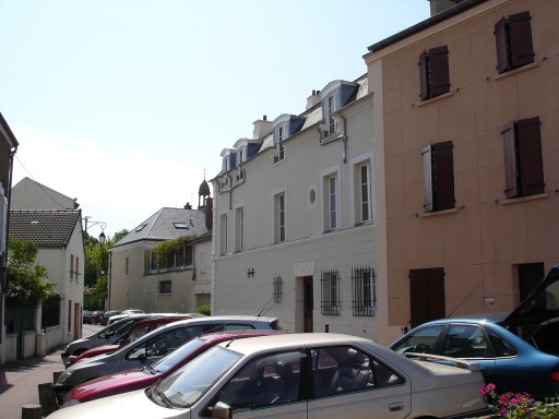 La troisième Mairie était logée dans l’immeuble blanc, ici fraîchement ravalé.  Cliché J. Larour, mai 2005.