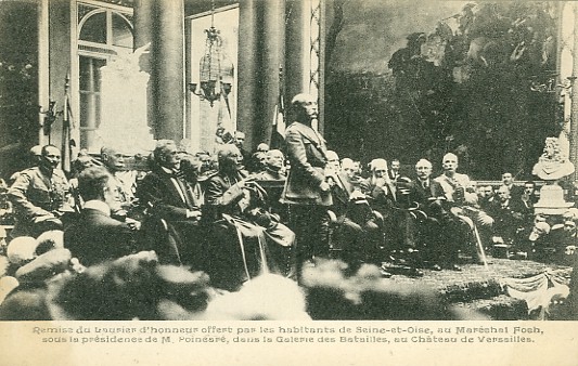 Remise d’une distinction au maréchal Foch dans la Galerie des Batailles (coll. part.)