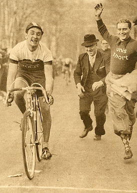 Arrivée victorieuse de P. Chocque au championnat de France de cyclo-cross 1938 (Le Miroir des Sports n° 995 du mardi 22 mars 1938)