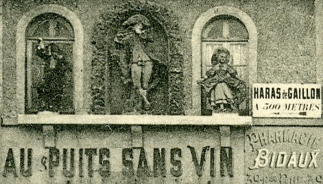 Détail du fronton avec les trois statues et le panneau directionnel vers le Haras de Gaillon.