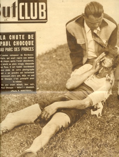 Après l’accident de Paul Chocque en course (sept 1949). Le coureur, blessé par sa chute, attend les secours. Couverture de Hebdo BUT et CLUB.