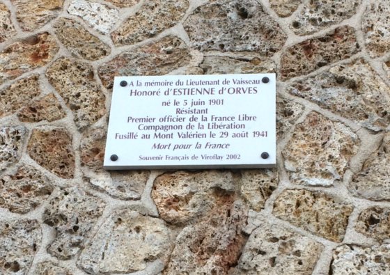 Plaque commémorative du sacrifice d’Honoré d’Estienne d’Orves sous une arcade du viaduc et dans la rue qui porte son nom. Cliché J.L.  mars 2019