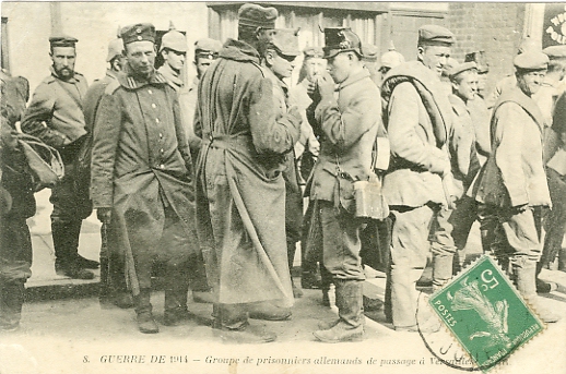 Guerre de 1914. Prisonniers allemands en transit à Versailles. CPA circulée le 11 décembre 1914 . (coll. part.)