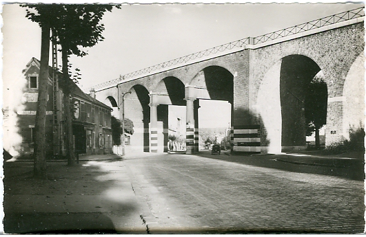 Les Arcades vers 1949. On a garni les colonnes de bandes noires et blanches pour les signaler au trafic croissant.