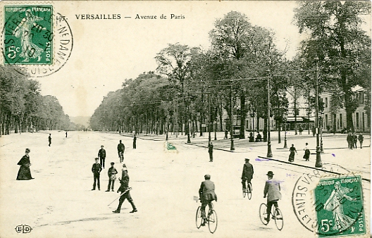 Quel calme sur l’avenue de Paris, fréquentée seulement par piétons et cyclistes...