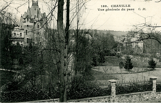 La villa La Boidinière est encore isolée dans le parc Fourchon sur cette vue prise depuis le pont de chemin de fer à Chaville rive-gauche. Carte C.M. n° 161 