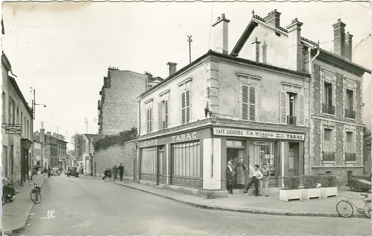 Sur la place du village, le café Forgeon au début des années 50 (coll. part.)