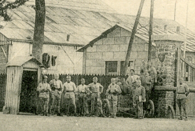 Photo de groupe à l’entrée du camp (détail)