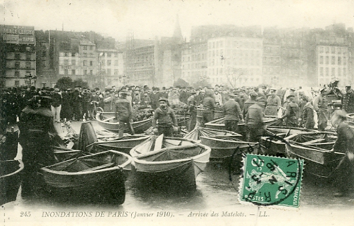 Afin d’aider la population parisienne, des marins ont été dépêchés avec leurs canots. Carte LL n° 35, circulée le 16/3/1911, dos vert divisé. (coll. part.)