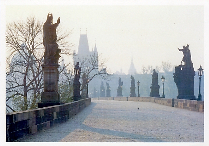 Le Pont Charles (Karluv most) à Prague, avec ses nombreuses statues est  le point de rencontre de touristes venus du monde entier. .