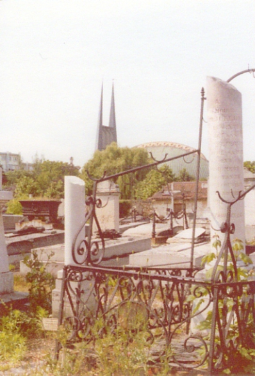 L’ancien cimetière est resté près de la gare jusqu’aux années 70 avant sa translation dans le nouveau lieu, pavé de Meudon (coll. part.)