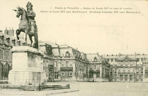 La statue équestre de Louis XIV vous accueille au coeur de la cour d’Honneur. Au fond la cour de marbre et le pavillon Louis XIII.