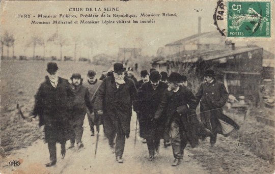 Janvier 1910. Fallières en inspection à Ivry-sur-Seine, pourconstater l’arrivée de l’eau qui va entrer dans Paris.