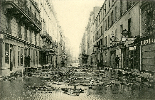 Certaines rues bourgeoises étaient dotées de pavés en bois pour atténuer le bruit de la circulation. Lors de l’inondation ces pavés ont été soulevés.