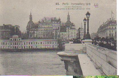 La Seine  son maximum le 28 janvier 1910. Ici au Pont Neuf. Dans l’axe, les magasins de la Samaritaine en construction. Le nom vient de celui de la fontaine qui pompait l’eau de la Seine  l’extrmit du pont. (coll. part.)