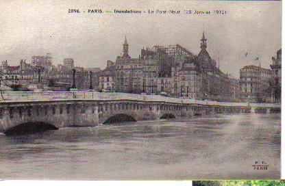 La Seine  son maximum le 28 janvier 1910. Autre vue du Pont Neuf. Dans l’axe les magasins de la Samaritaine en construction. (coll. part.)