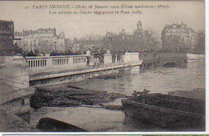 En amont, au pont de Sully, la Seine  son maximum. Des soldats tentent de dgager des arbres qui gnent le passage des flots dans l’arche qui surplombe le quai Saint Bernard. (coll. part.)
