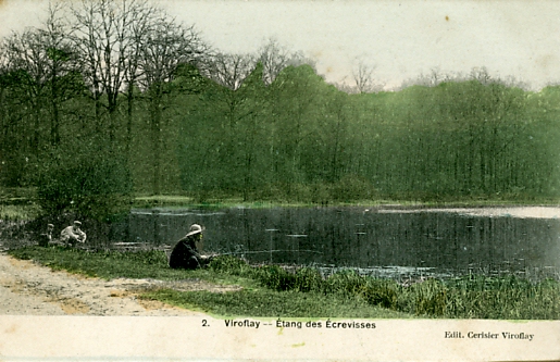 Pêcheur au bord de l’étang des Ecrevisses. CPA coloriée façon toilée. (coll. part.)
