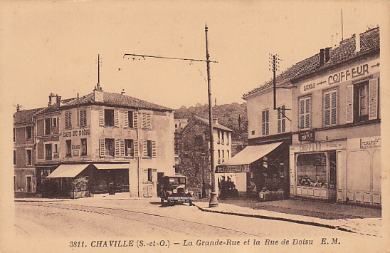 L’entrée du Doisu, vue de la grand-rue à la fin des années 1920. CPA sépia. (Coll. part.)