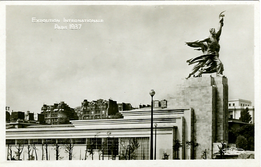 Pavillon de l’URSS de jour, architecte Iofane, surmonté de la statue L’ouvrier et la kolkhozienne (taille 25m). (coll. part.)
