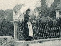 Femme à l’ombrelle sur le Pont de Bois