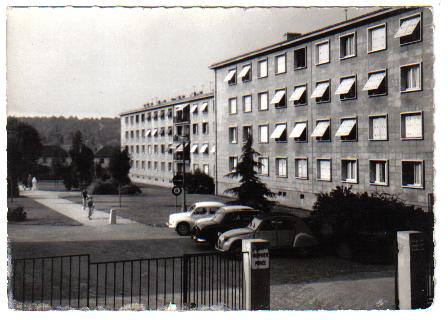 En 1955, la résidence des Feuillantines remplace une maison du même nom appartenant à la famille de Jean Rey - à l’emplacement du porche - en conservant une partie du grand parc de 1ha.  (coll. part.)