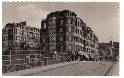 La résidence Sully-Vauban construite en 1932 sur le parc de la villa Saint Etienne. Cette construction a permis l’installation de nombreux commerces reconnaissables à leurs bannières.  (coll. part.)