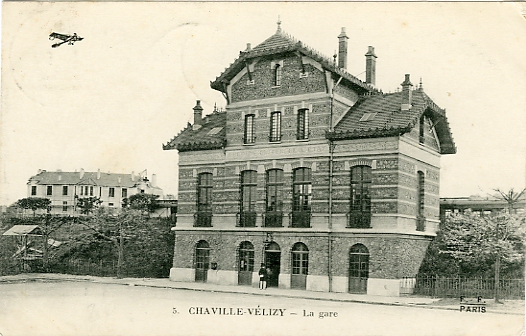 Gare de Chaville-Vlizy ouvrant sur une place dserte, avec avion rajout. CPA
