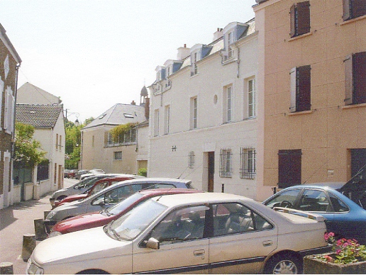 Carrefour de la Fontaine, l’immeuble de la fille du Général Gouraud a été loué par la municipalité au début du XXe siècle pour abriter la troisième mairie. (cliché J.L. 2006)