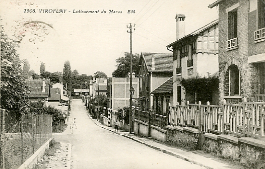 Rue du Lt Col Le Sabazec, avec, à gauche, le départ sur l’avenue Robert Hardouin.
