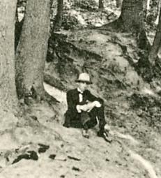 Un homme au chapeau, près de la Chaumière sur le chemin de Vélizy.