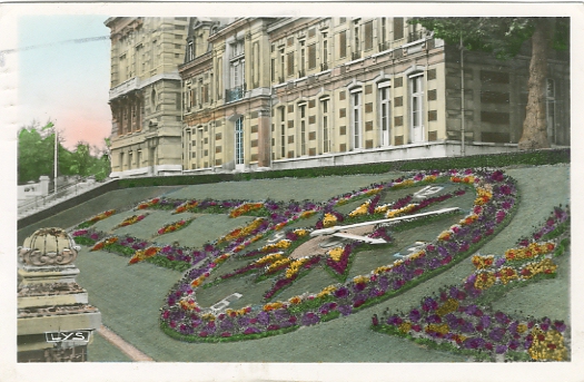 Changeante d’année en année au gré des jardiniers de la Ville, l’horloge monumentale fleurie renseigne les voyageurs de la gare Rive-Gauche. 