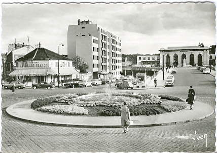 La gare vue depuis la rue des Chantiers et le café de La Jeune France. CPSM années 50, bord dentelé grand format (coll. part.)
