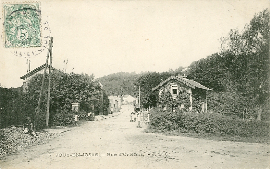 L’un des deux passages à niveau de Jouy en Josas. En face, la rue menant aux établissements Oberkampf (toile de Jouy puis au Pont Colbert et au quartier de Chantiers à Versailles. Carte circulée en 1907 (coll. part.)