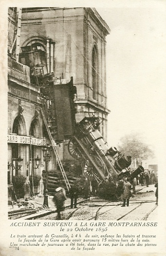 Une image célèbre, la locomotive ayant traversé la gare de Montparnasse pour finir sur la place de Rennes. (coll. part.)