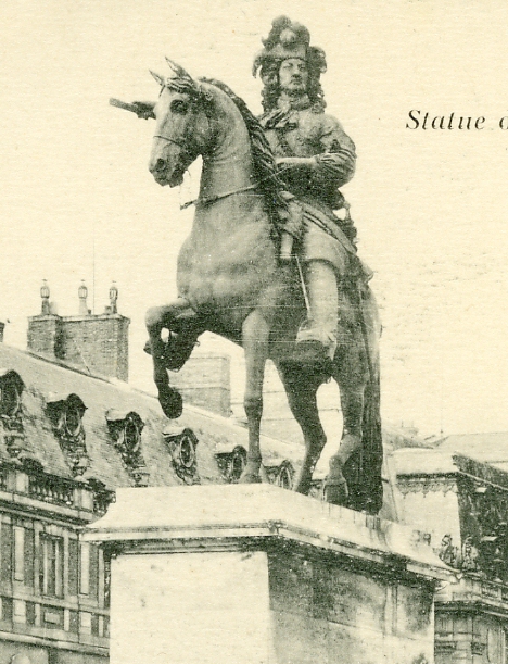 Une vraie image du passé, Louis XIV, tout en majesté. Cette statue a été démontée pour être restaurée. Le lieu de sa réinstallation n’est pas encore fixé.