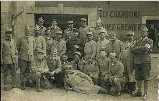 Groupe de mobilisés 24 septembre - 2 octobre 1938. L’homme au béret (4° gauche, 2° rangée) se retrouve en 1939 assis au premier rang à droite. Carte-photo Photorapide Bessard. (coll. part.)