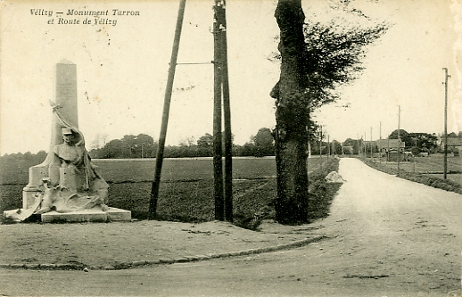 Autre vue prise depuis l’entrée du camp, le monument au capitaine Tarron, mort en vol. La route de Vélizy conduit au village. CPA (coll. part.)