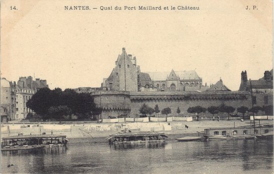 En bordure du bras du port Maillard, des bateaux lavoirs étaient à demeure/ On voit les draps étendus à sécher. CPA éditeur J.P..
