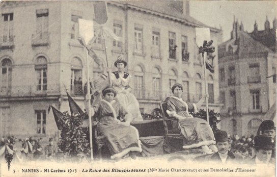 Mi-Carme 1917 - 7 - La Reine des Blanchisseuses (Mlle Marie Ordronneau) et ses demoiselles d’honneur
