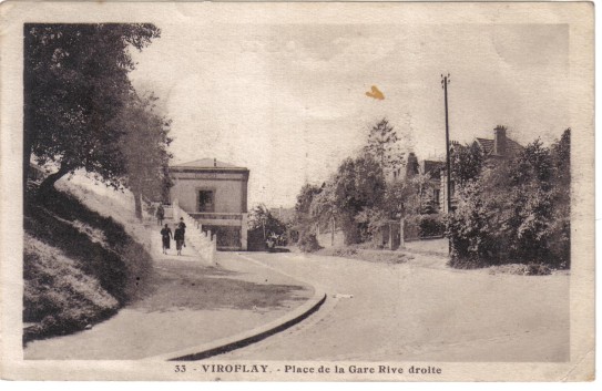 La place avait peu changé il y a quelques années, avant que commencent les travaux du tramway. Comme à Chaville-Vélizy une pente permet de quitter la gare sans passer par le bâtiment des voyageurs.