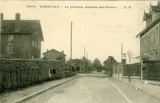 L’avenue des Postes (maintenant Costes et Bellonte) débouche sur la rue Rieussec à la hauteur du premier bâtiment des Postes, Télégraphe et Téléphone. (coll. part.)