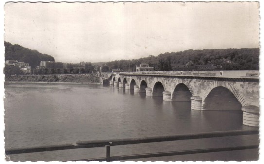 Pont de Sèvres vu depuis Boulogne. On note la gare du train Issy-Puteaux, maintenant arrêt du tramway. CPSM bords dentelés