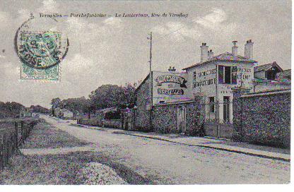 Le lactarium, rue de Viroflay. Un élevage alimentait en lait frais les pouponnières du quartier. La route de Viroflay  (on distingue au fond le remblai de la voie ferrée) a été nommée rue Yves Le Coz en hommage à un ancien maire de Versailles. (coll. part.)