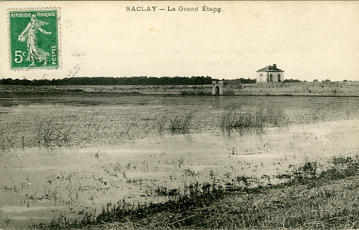 Vue du poste d’écluse depuis la rive sud-ouest du Grand Etang. Carte A et Cie, ayant circulé le 07/06/1909. (coll. part.)