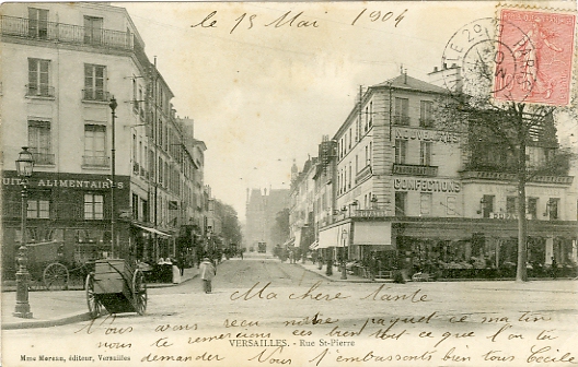 La rue prise depuis l’avenue de Saint Cloud, avec l’Hôtel de Ville au fond. Déballage devant le magasin Dufayel, à droite.