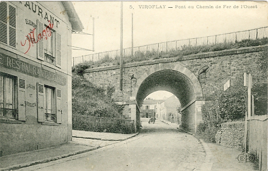 Même vue de la montée de la rue de la Saussaye et le pont du chemin de fer. La carte est estampillée d’une publicité pour les potages Maggi. (coll. part.)