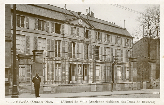 La Mairie de Sèvres, ancien hôtel des ducs de Brancas. CPA