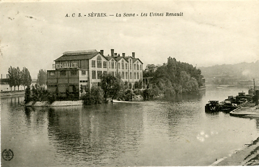 Sur l’île Seguin, les usines Renault vues du pont de Sèvres.