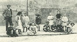 Groupe d’enfants devant l’église (coll. part.)